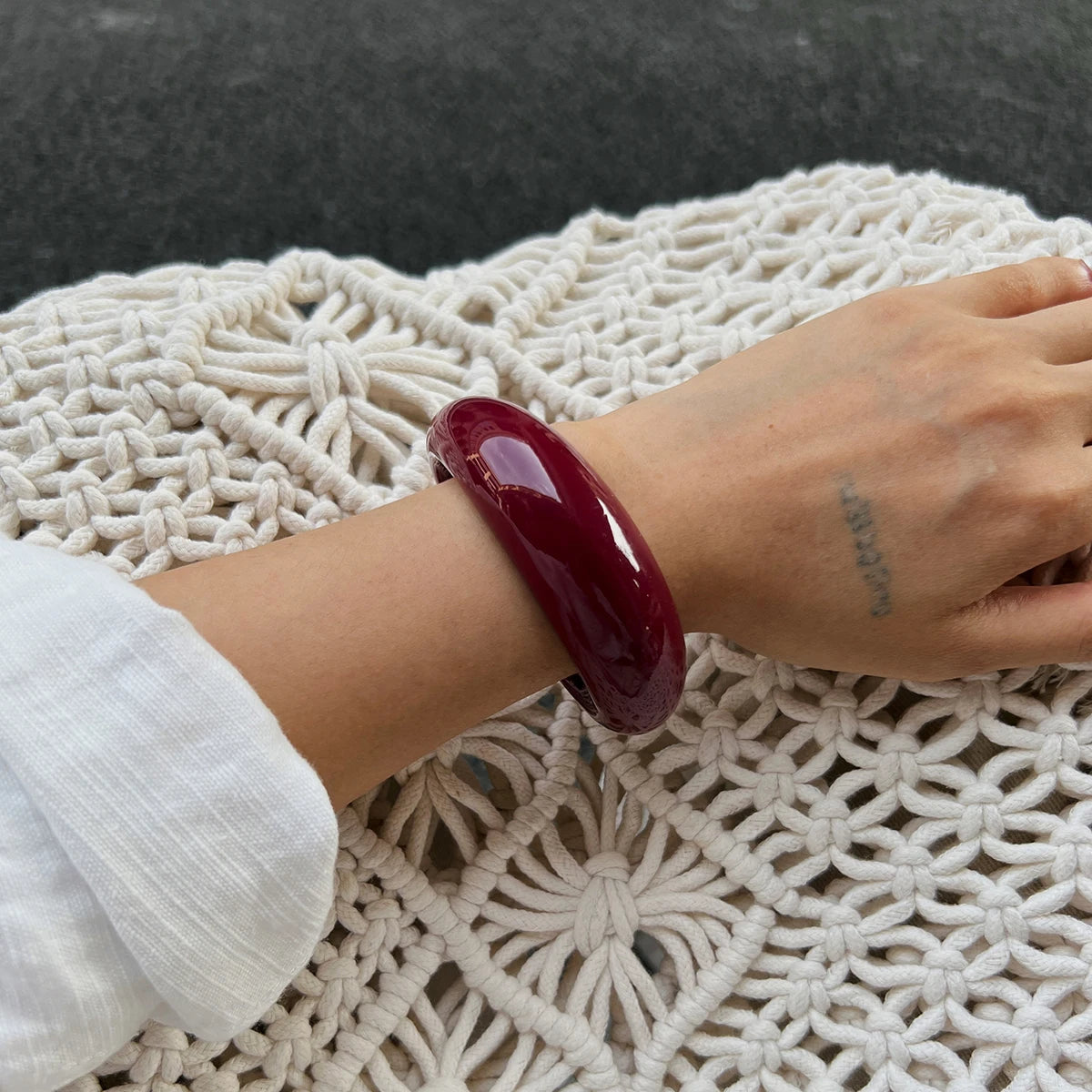 2 Styles Vintage Red Thick Resin Acrylic Bangles for Women on Hand 2025 New Fashion Irregular Arm Bracelet Boho Jewelry