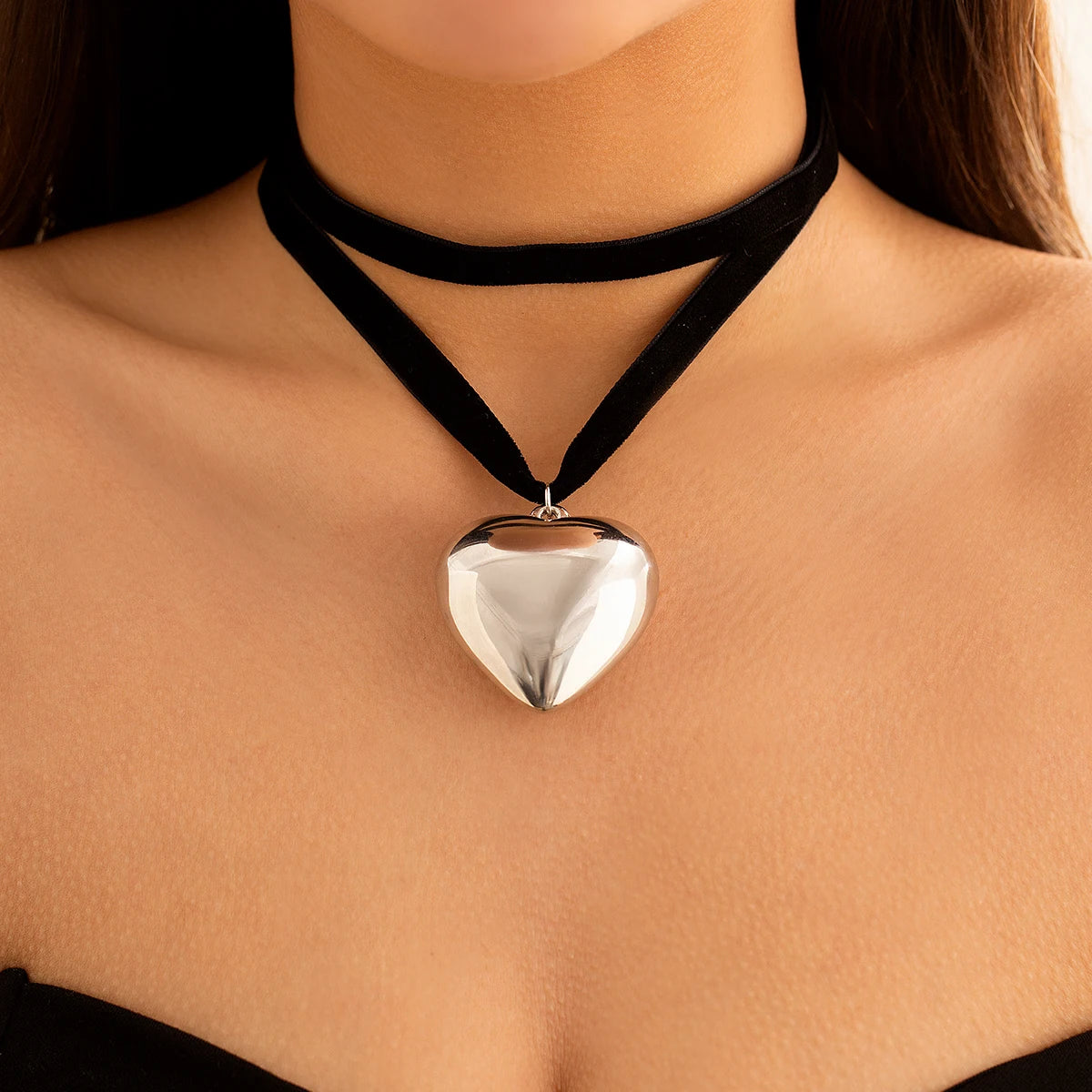 Exaggerated Oversized Love Heart Pendant Short Choker Necklace for Women Multilayer Goth Black Velvet Clavicle Chain Wed Jewelry