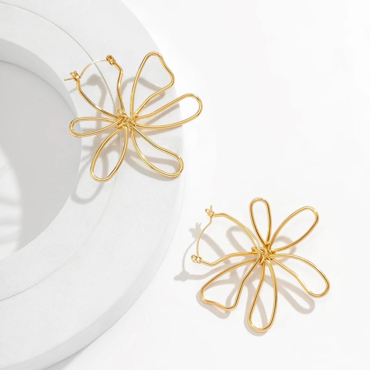 Vintage Hollow Out Metal Flower Leaf Stud Earrings for Women 2023 Trending Geometric Piercing Earrings Jewelry Gifts