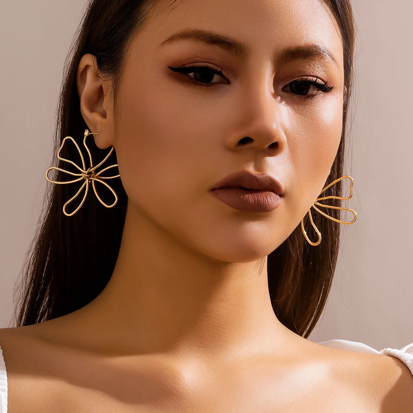 Vintage Hollow Out Metal Flower Leaf Stud Earrings for Women 2023 Trending Geometric Piercing Earrings Jewelry Gifts