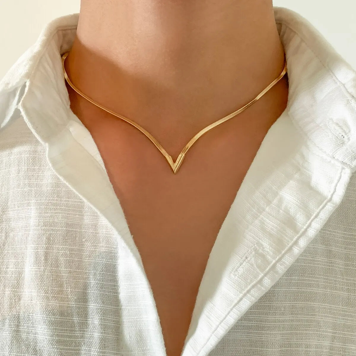 Vintage Simple Flat Snake Clavicle Chain Necklace for Male Creative V Shape Pendant Choker Jewelry Accessories Steampunk Men New
