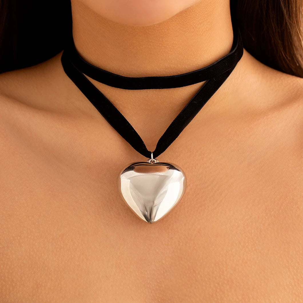 Exaggerated Oversized Love Heart Pendant Short Choker Necklace for Women Multilayer Goth Black Velvet Clavicle Chain Wed Jewelry