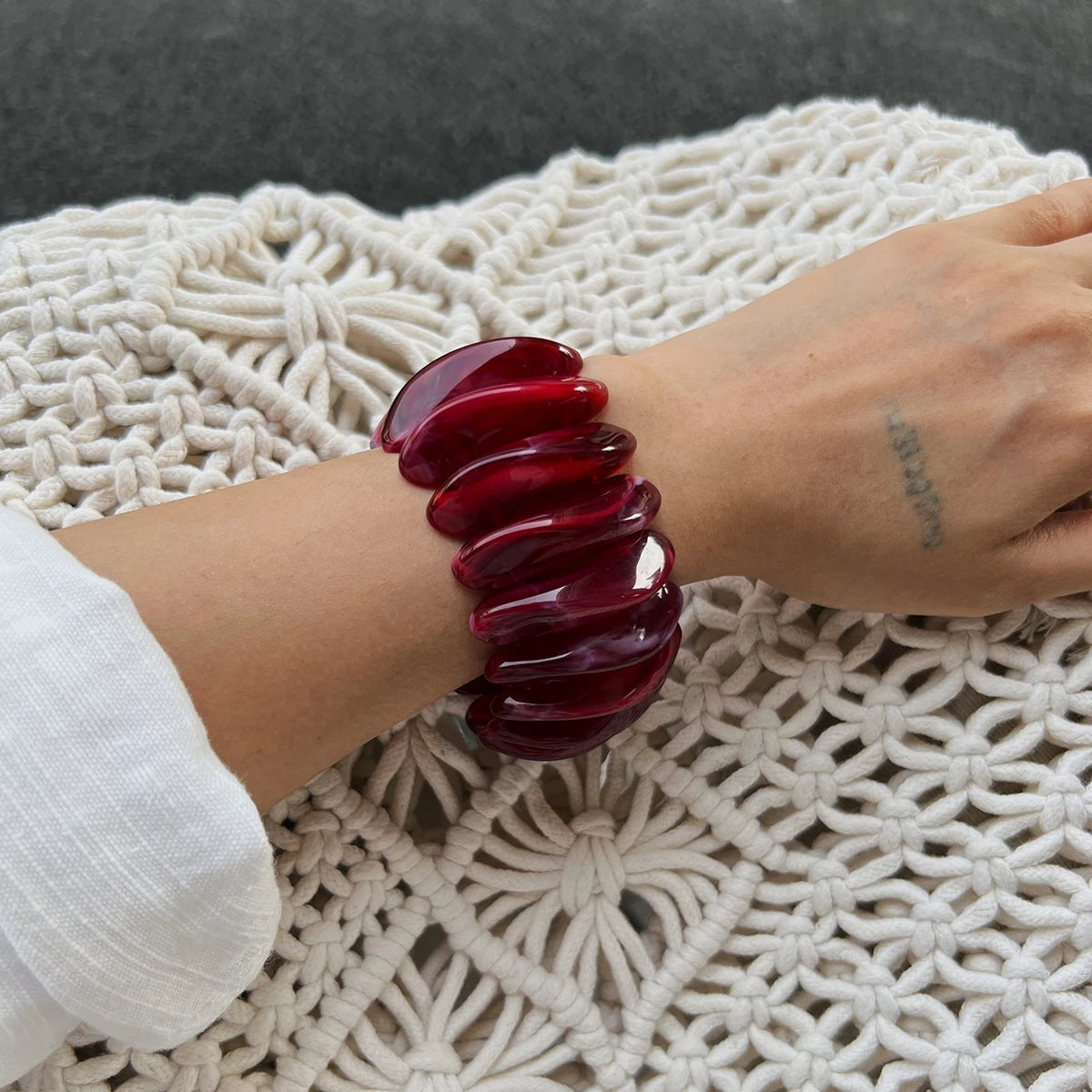 2 Styles Vintage Red Thick Resin Acrylic Bangles for Women on Hand 2025 New Fashion Irregular Arm Bracelet Boho Jewelry