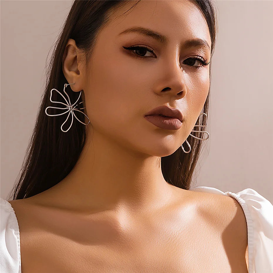 Vintage Hollow Out Metal Flower Leaf Stud Earrings for Women 2023 Trending Geometric Piercing Earrings Jewelry Gifts