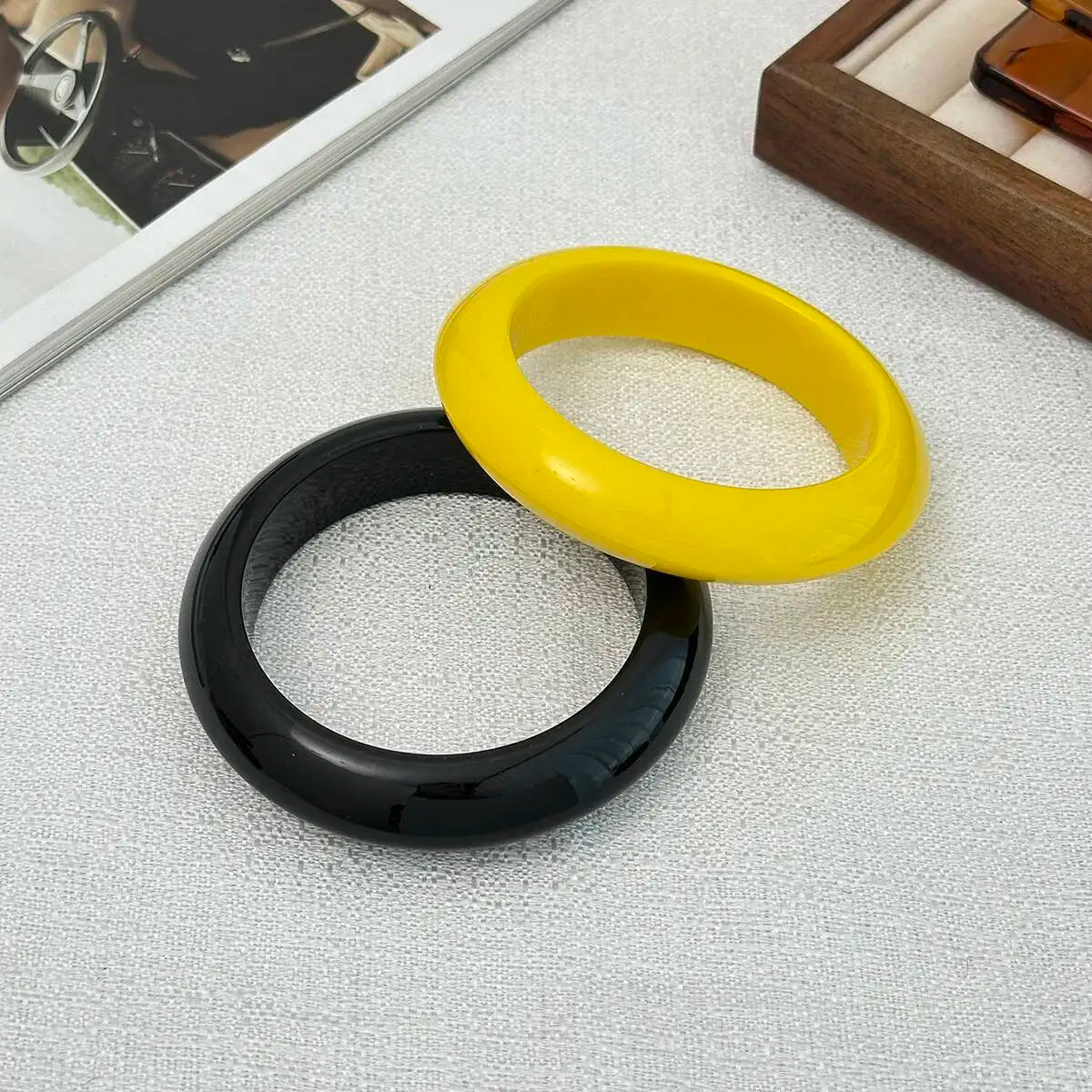2 Styles Y2K Boho Glossy Resin Plastic Thick Wide Bracelets for Women Trend Vintage Arm Bangle Suitable for Party Daily