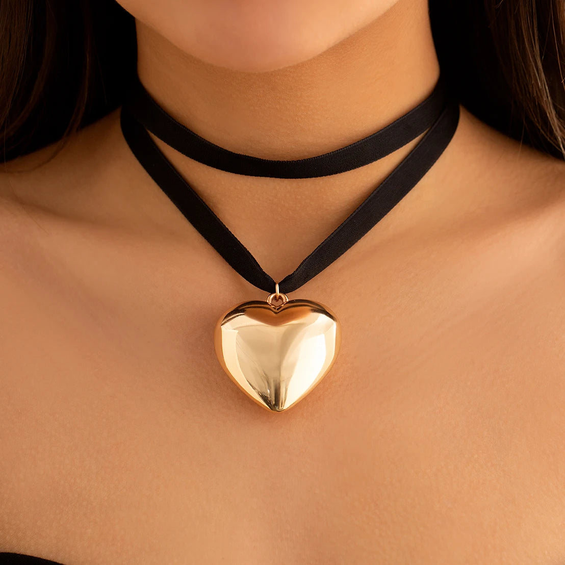 Exaggerated Oversized Love Heart Pendant Short Choker Necklace for Women Multilayer Goth Black Velvet Clavicle Chain Wed Jewelry