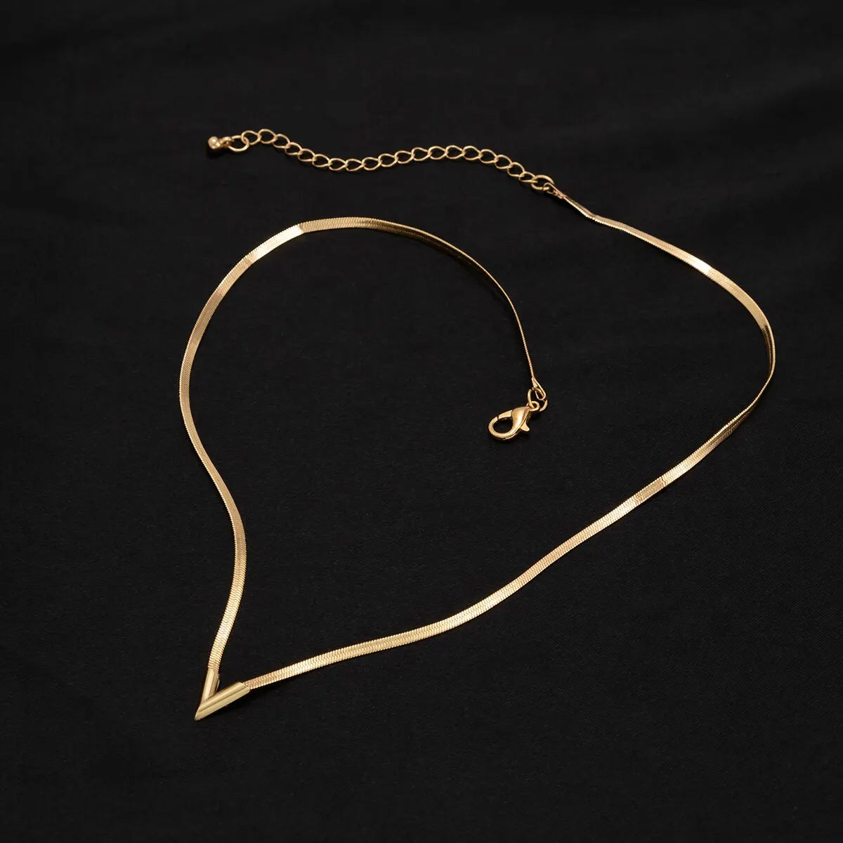 Vintage Simple Flat Snake Clavicle Chain Necklace for Male Creative V Shape Pendant Choker Jewelry Accessories Steampunk Men New