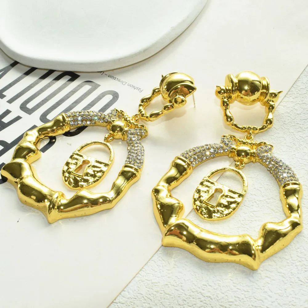 Exaggerated Vingate Metal Alloy Lock Pendant Dangle Earrings for Women Jewelry Fashion Show Model Statement Earrings Accessories