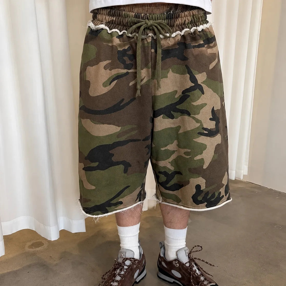 Women Camo Cropped Bermuda Shorts Elastic Waist Drawstring Frayed Hem Wide Leg Shorts Daily Streetwear Loose Bottoms