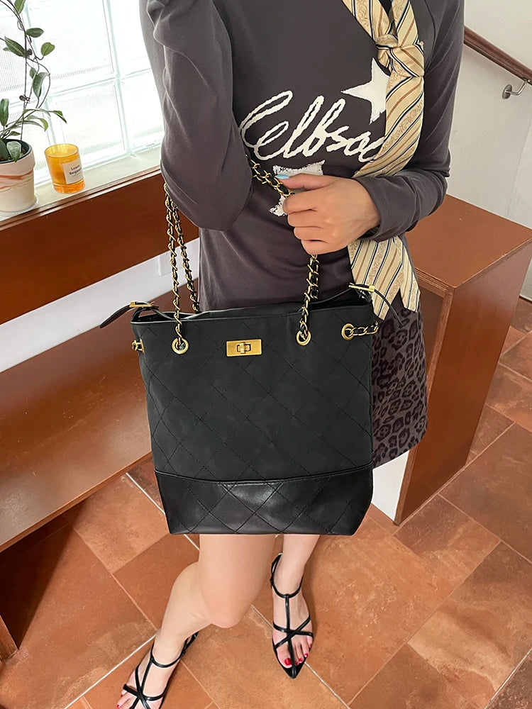 2025 Autumn New Arrivals Elegant Color Block Chain Detail Luxury Crossbody Bucket Bag For Woman