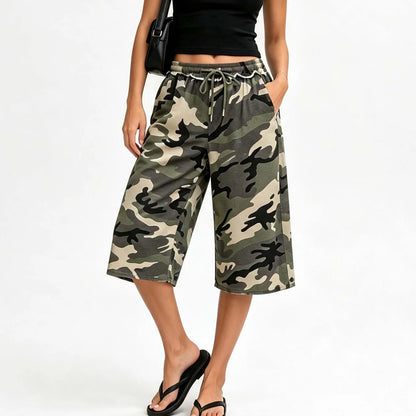 Women Camo Cropped Bermuda Shorts Elastic Waist Drawstring Frayed Hem Wide Leg Shorts Daily Streetwear Loose Bottoms