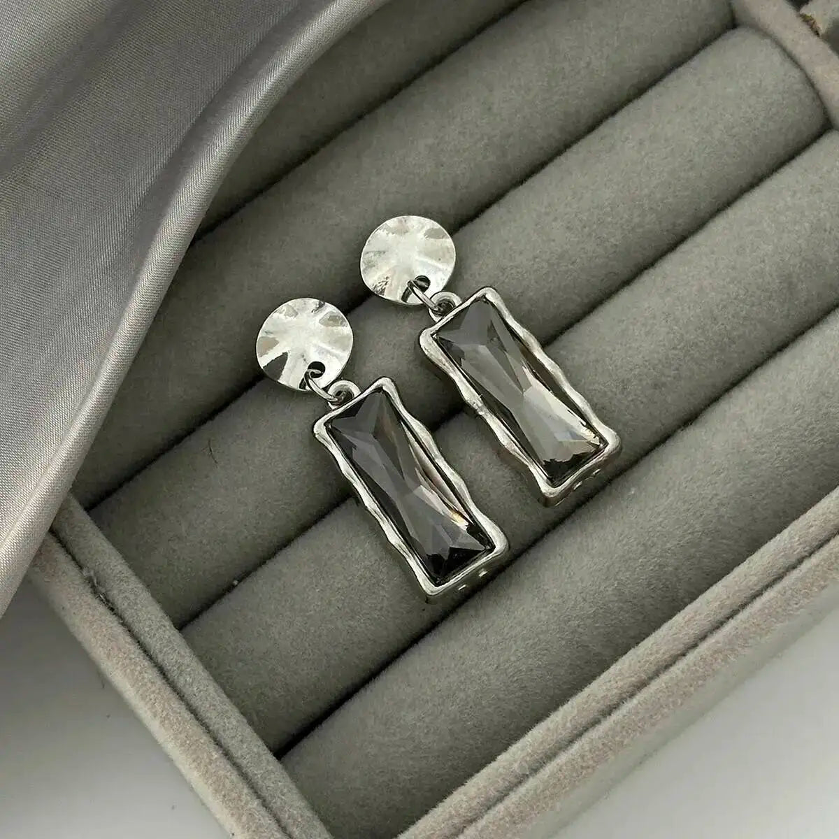 Elegant Black Acrylic Crystal Pendant Drop Earrings for Women Classic Charms Daily Wear Jewelry Gift 2 Styles