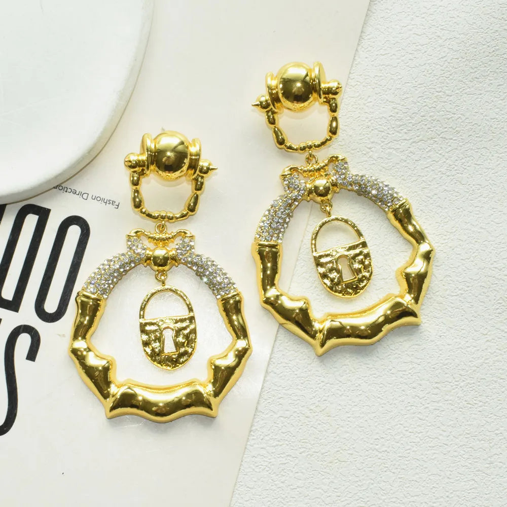 Exaggerated Vingate Metal Alloy Lock Pendant Dangle Earrings for Women Jewelry Fashion Show Model Statement Earrings Accessories