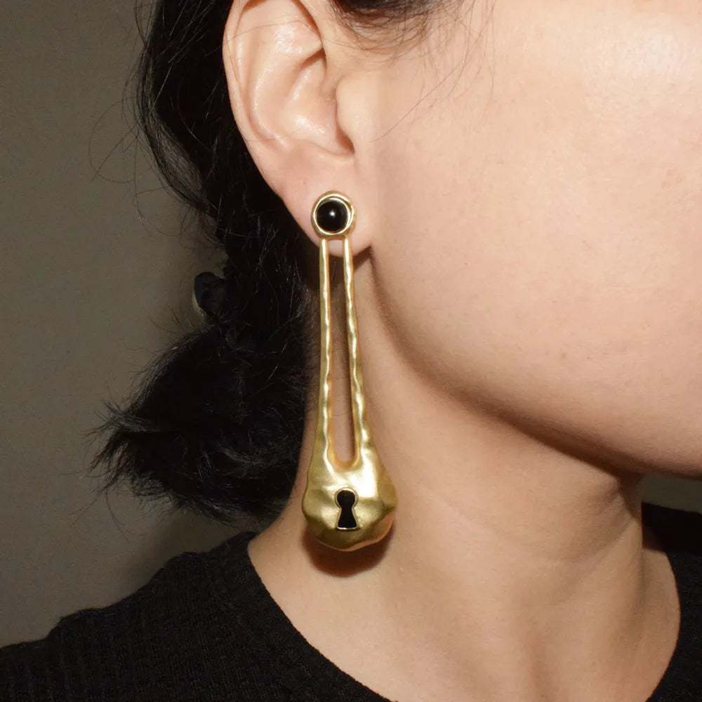 Alloy Gold-Plated Keyhole Pendant Dangle Earrings for Women Fashion Jewelry Brand Show Statement Earrings Accessories