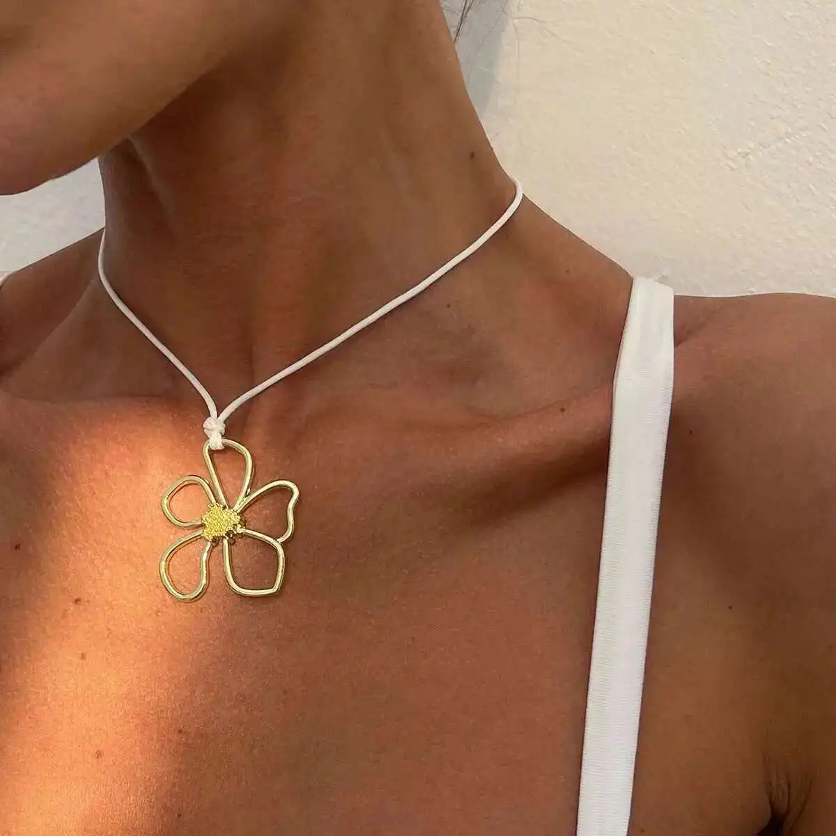 Simple Hollow Flower Pendant Choker Necklace for Women 2025 New Trendy Boho Rope Clavicle Chain Summer Neck Y2K Jewelry
