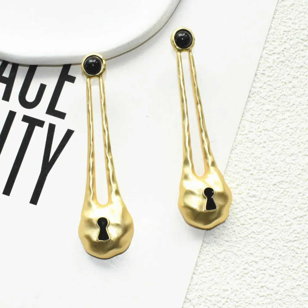 Alloy Gold-Plated Keyhole Pendant Dangle Earrings for Women Fashion Jewelry Brand Show Statement Earrings Accessories