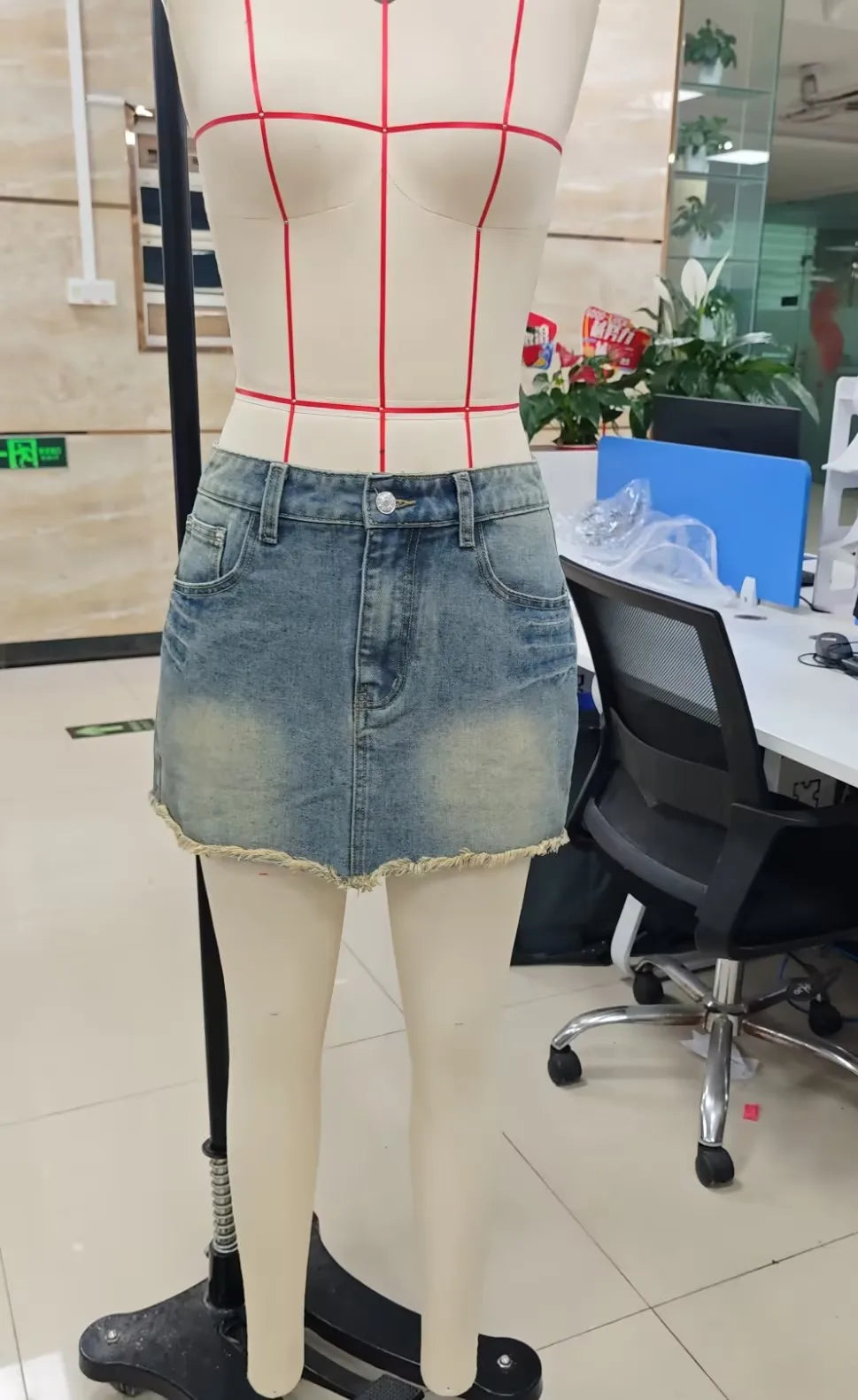 Vintage American Style Women's Low Rise Denim Mini Skirt Retro Y2K Frayed Hem Distressed Jean Skirt Casual Summer Skirt