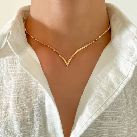 Vintage Simple Flat Snake Clavicle Chain Necklace for Male Creative V Shape Pendant Choker Jewelry Accessories Steampunk Men New