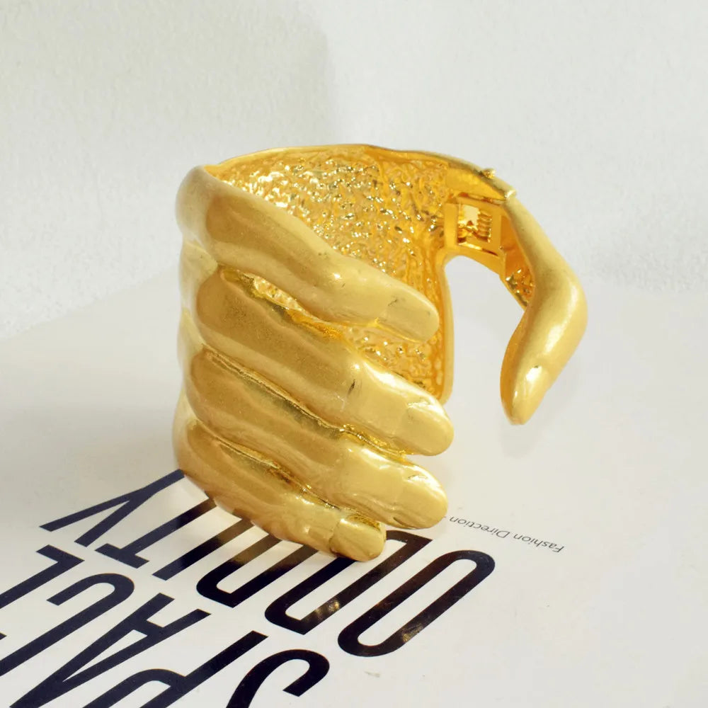 1PC Fashion Show Exaggerated Metal Gold-Plated Big Hand Ring For Women - Elegant Statement Ring Accessory
