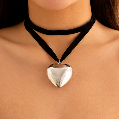 Exaggerated Oversized Love Heart Pendant Short Choker Necklace for Women Multilayer Goth Black Velvet Clavicle Chain Wed Jewelry