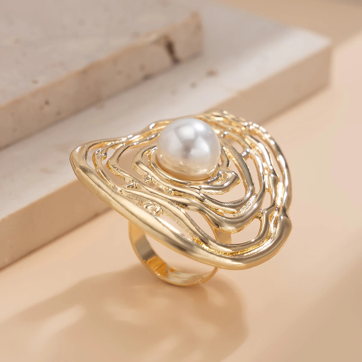 Creative Hollow Wrapped Inlaid Imitation Pearls Rings Women Fashion Statement Vintage Geometric Couple Ring Wed Jewelry