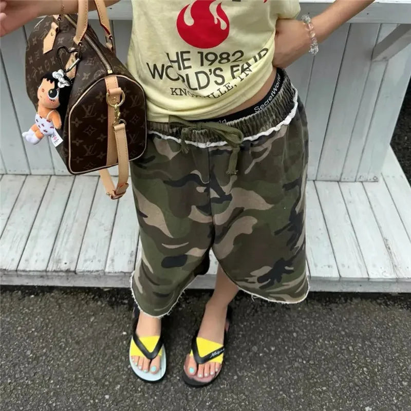 Women Camo Cropped Bermuda Shorts Elastic Waist Drawstring Frayed Hem Wide Leg Shorts Daily Streetwear Loose Bottoms