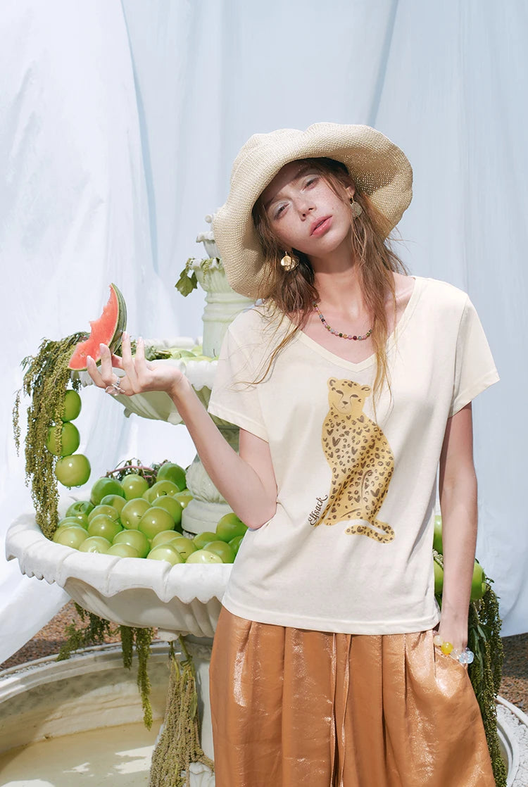 Women's Chic T‑Shirt with Cheetah Graphic Print, V‑Neck Short Sleeve Slim Fit Tee for Summer, Fashion Daily Wear Top