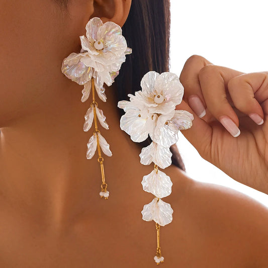 Elegant White Petal Flower Drop Earrings Women Kpop Hanging Piercing Earring Aesthetic Wed Bridal Jewelry Accessories
