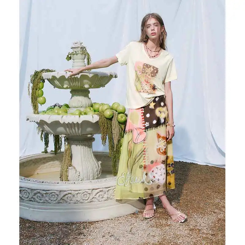 Women's Artistic T‑Shirt with Cat & Floral Patchwork Print, V‑Neck Short Sleeve Regular Fit Tee for Summer Casual Daily