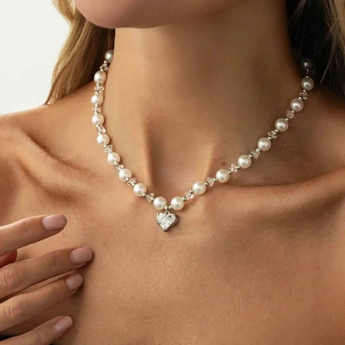 Simple Tiny Love Heart Pendant Choker Necklace for Women 2026 New Trend Exquisite imitation Pearl Chain Party Jewelry