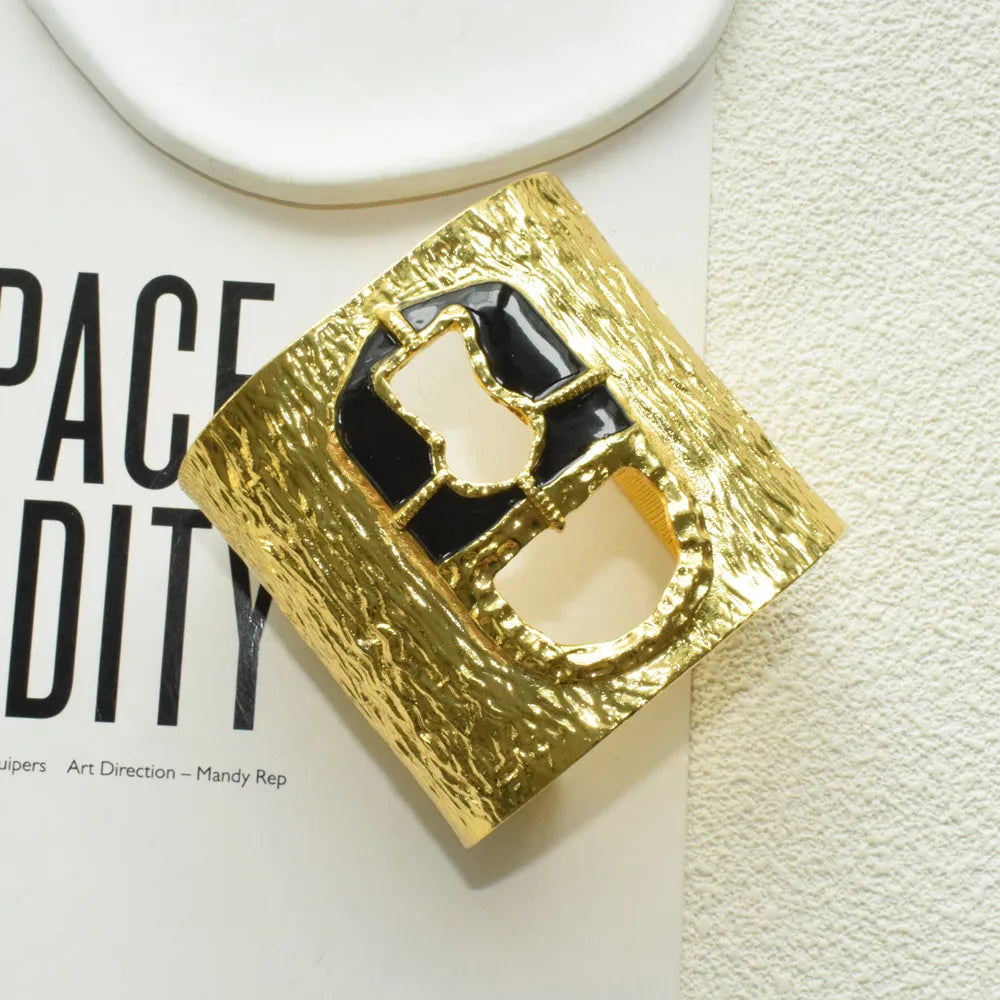 New Brand Fashion Show Alloy Metal Lock Cuff Bracelet For Women Fashion Jewelry Exaggerated Hand Open Bangles Accessories