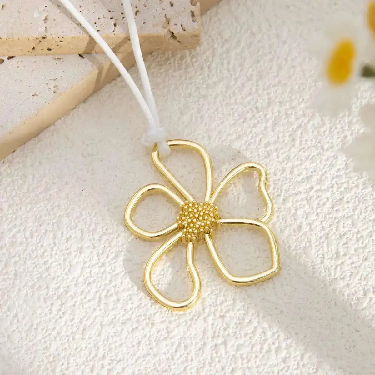Simple Hollow Flower Pendant Choker Necklace for Women 2025 New Trendy Boho Rope Clavicle Chain Summer Neck Y2K Jewelry