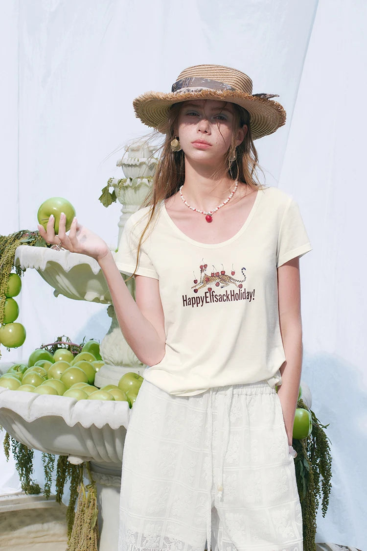 Women's Holiday‑Themed T‑Shirt with Cheetah Graphic Print, U‑Neck Short Sleeve Slim Fit Tee for Summer Casual Daily Wear