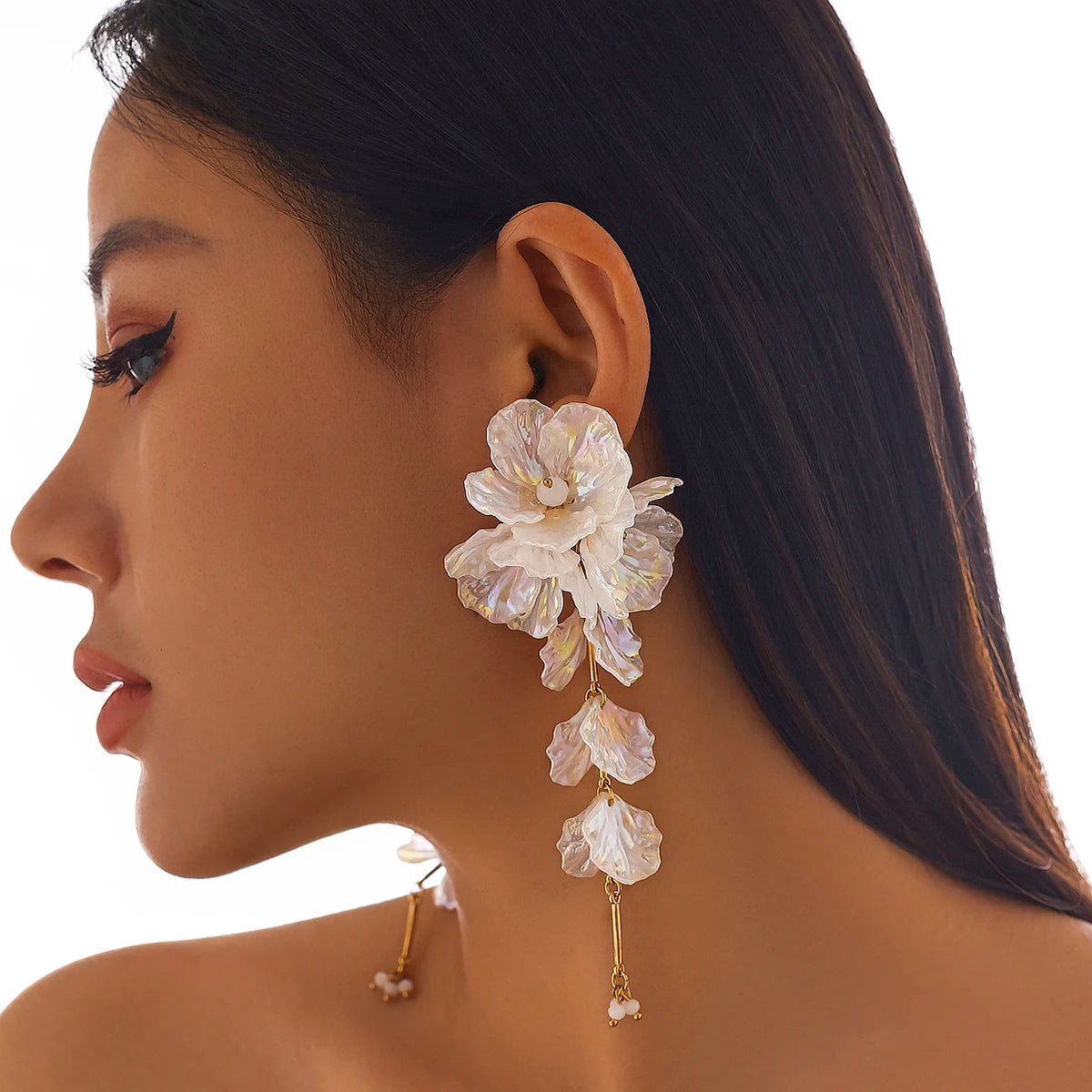 Elegant White Petal Flower Drop Earrings Women Kpop Hanging Piercing Earring Aesthetic Wed Bridal Jewelry Accessories