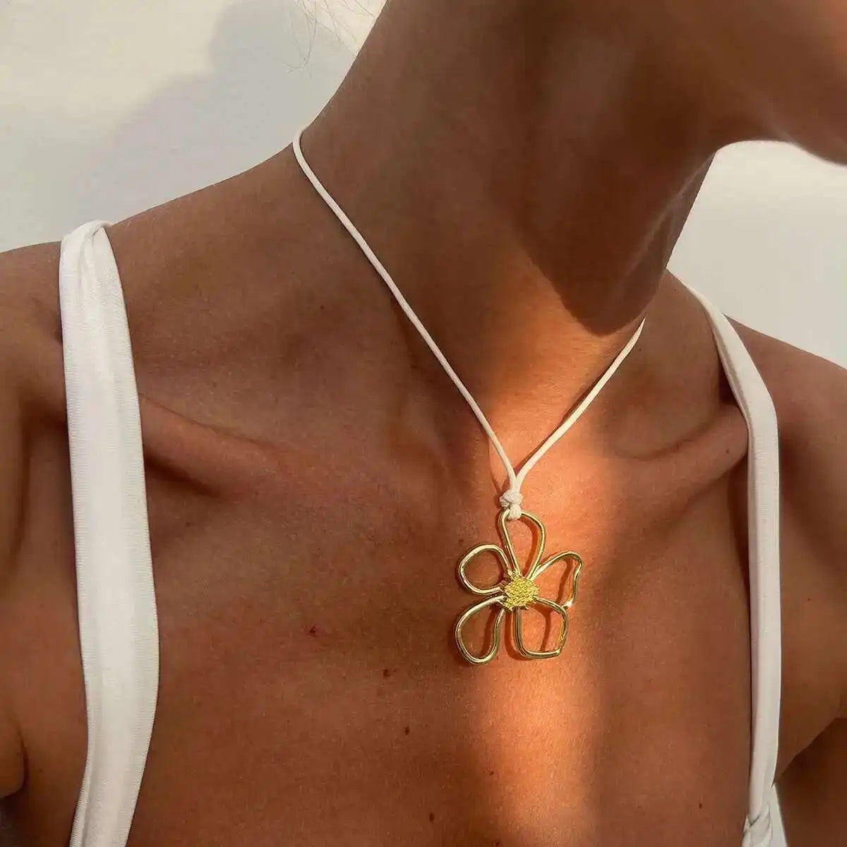 Simple Hollow Flower Pendant Choker Necklace for Women 2025 New Trendy Boho Rope Clavicle Chain Summer Neck Y2K Jewelry