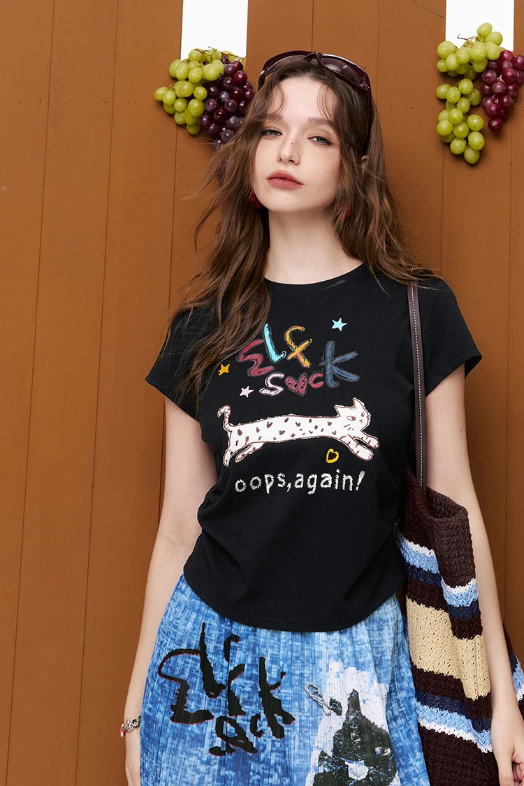 Women's Cute Graphic Tee with Cat Print, Slim Fit Short Sleeve Crew Neck T-Shirt, Casual Retro Top for Streetwear