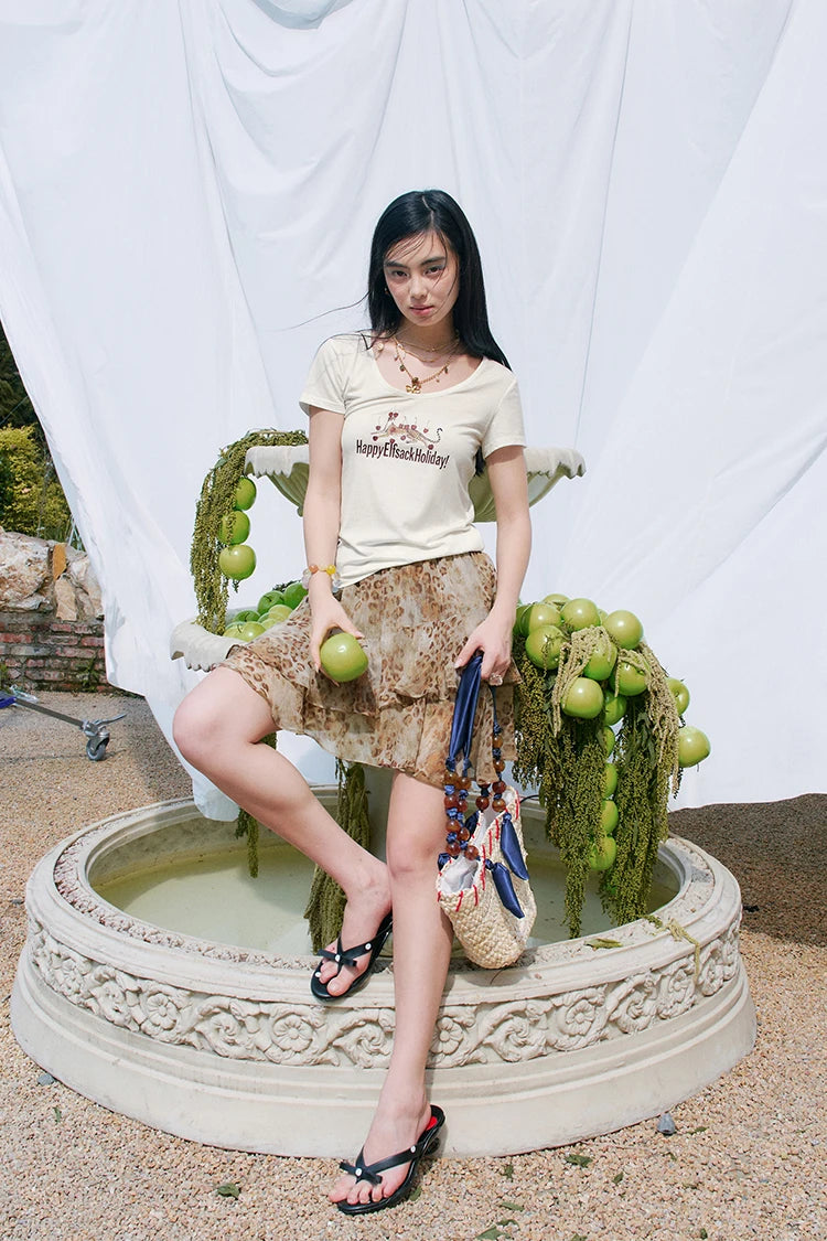Women's Holiday‑Themed T‑Shirt with Cheetah Graphic Print, U‑Neck Short Sleeve Slim Fit Tee for Summer Casual Daily Wear