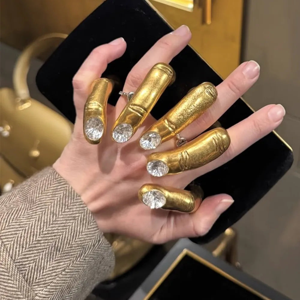 1PC Fashion Show Exaggerated Metal Gold-Plated Big Hand Ring For Women - Elegant Statement Ring Accessory