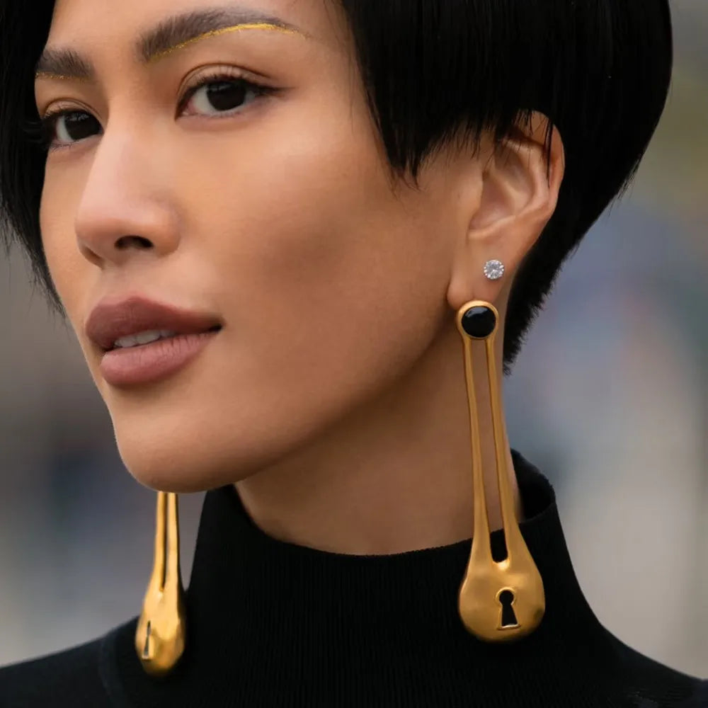 Alloy Gold-Plated Keyhole Pendant Dangle Earrings for Women Fashion Jewelry Brand Show Statement Earrings Accessories