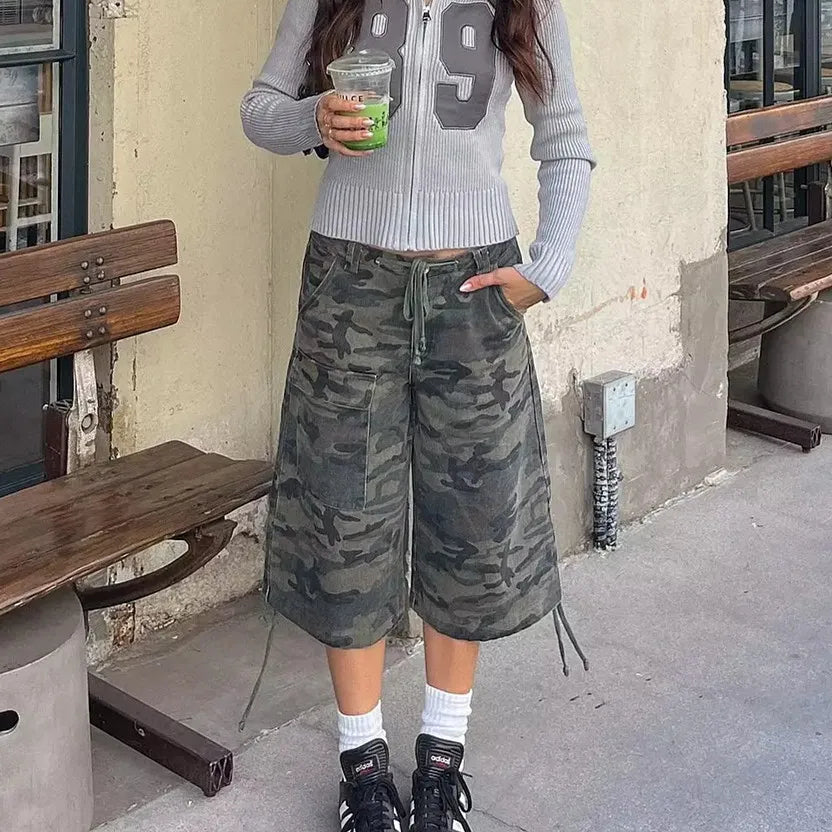 Women Camo Print Cargo Capri Shorts Y2K Baggy Wide Leg Multi Pockets Drawstring Hem Loose Streetwear Casual Bottoms