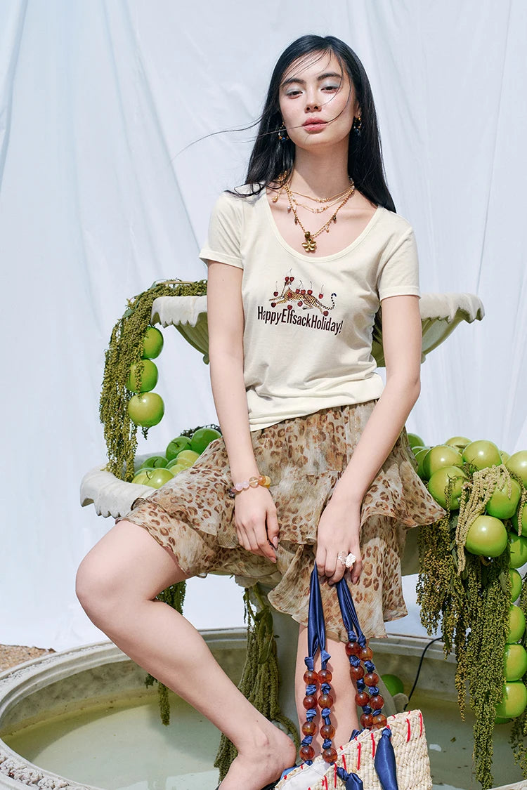 Women's Holiday‑Themed T‑Shirt with Cheetah Graphic Print, U‑Neck Short Sleeve Slim Fit Tee for Summer Casual Daily Wear