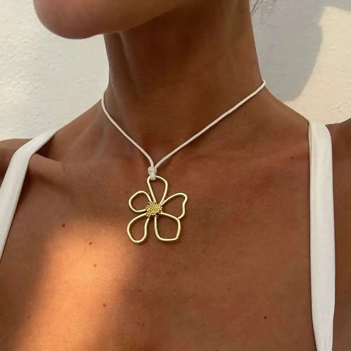Simple Hollow Flower Pendant Choker Necklace for Women 2025 New Trendy Boho Rope Clavicle Chain Summer Neck Y2K Jewelry