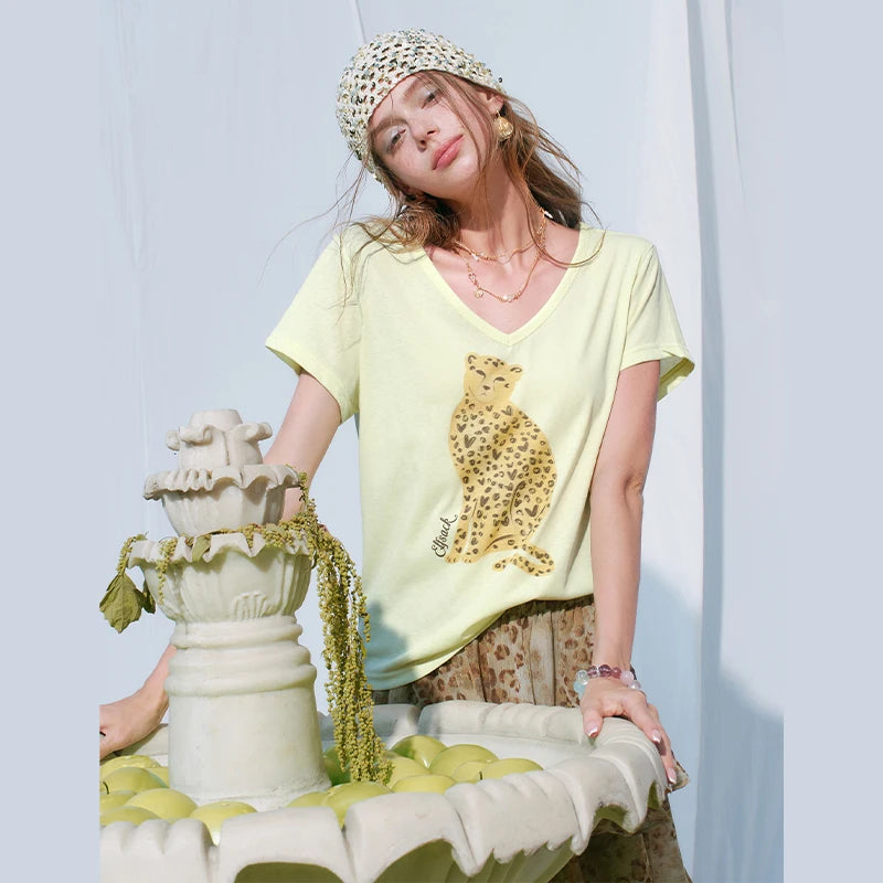Women's Chic T‑Shirt with Cheetah Graphic Print, V‑Neck Short Sleeve Slim Fit Tee for Summer, Fashion Daily Wear Top