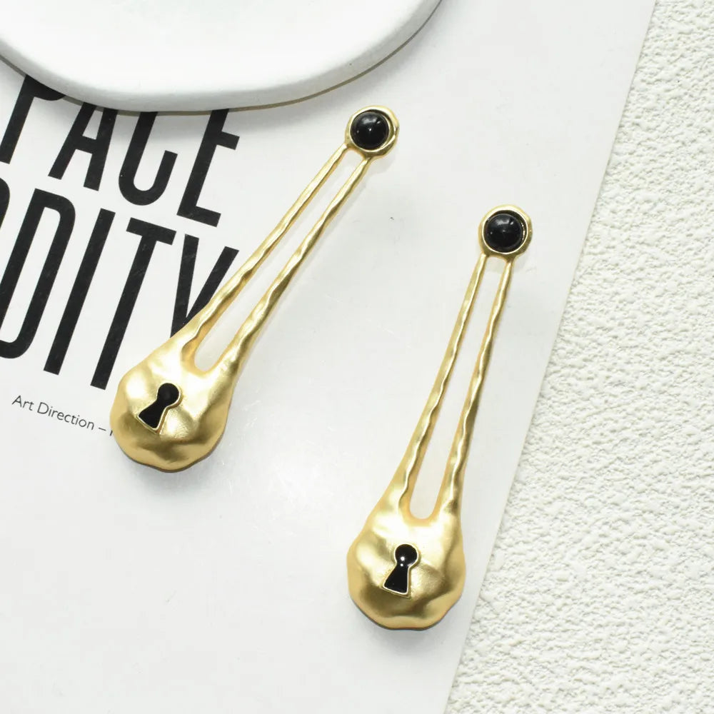 Alloy Gold-Plated Keyhole Pendant Dangle Earrings for Women Fashion Jewelry Brand Show Statement Earrings Accessories