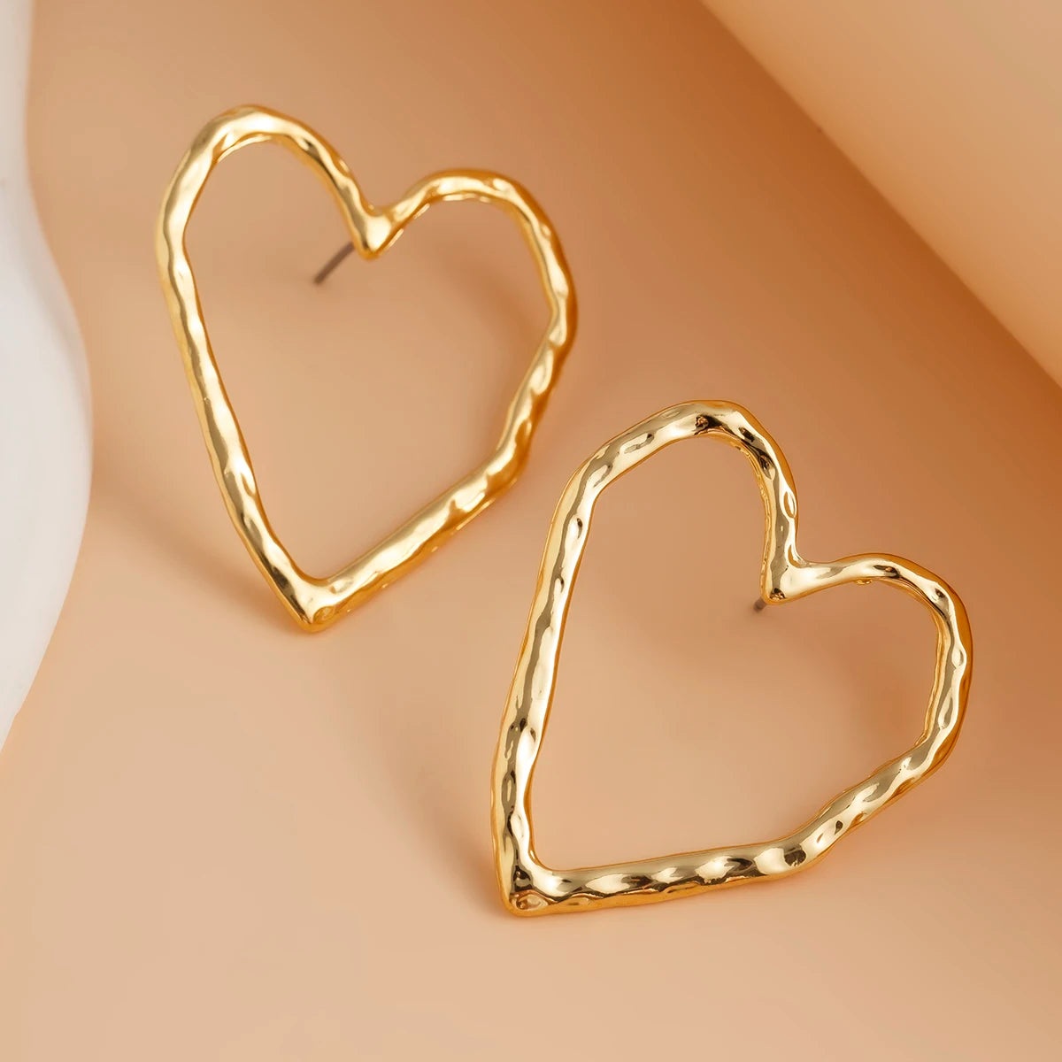 Punk Creative Hollow Out Love Heart Stud Earrings for Women Wed Bridal Lovely Gold Color Piercing Earrings Wed Jewelry