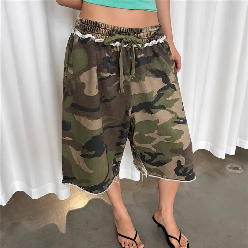 Women Camo Cropped Bermuda Shorts Elastic Waist Drawstring Frayed Hem Wide Leg Shorts Daily Streetwear Loose Bottoms