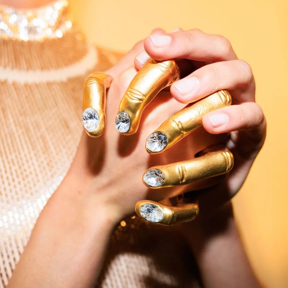 1PC Fashion Show Exaggerated Metal Gold-Plated Big Hand Ring For Women - Elegant Statement Ring Accessory