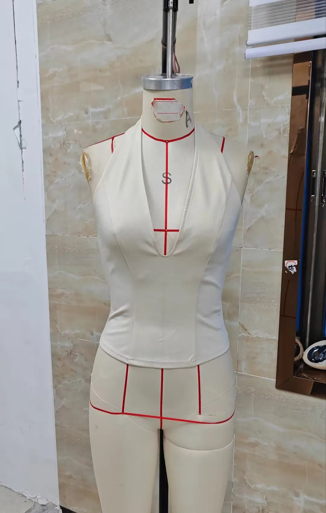 Women Halter Neck Tank Tops Solid Color Plunging Neckline Casual Vests Summer Fashion Sleeveless Vest Streetwear