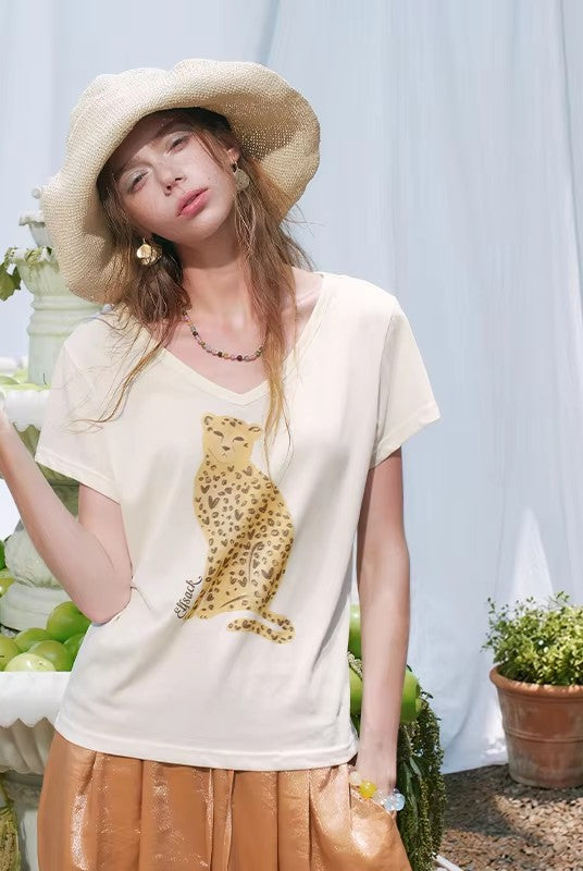 Women's Chic T‑Shirt with Cheetah Graphic Print, V‑Neck Short Sleeve Slim Fit Tee for Summer, Fashion Daily Wear Top