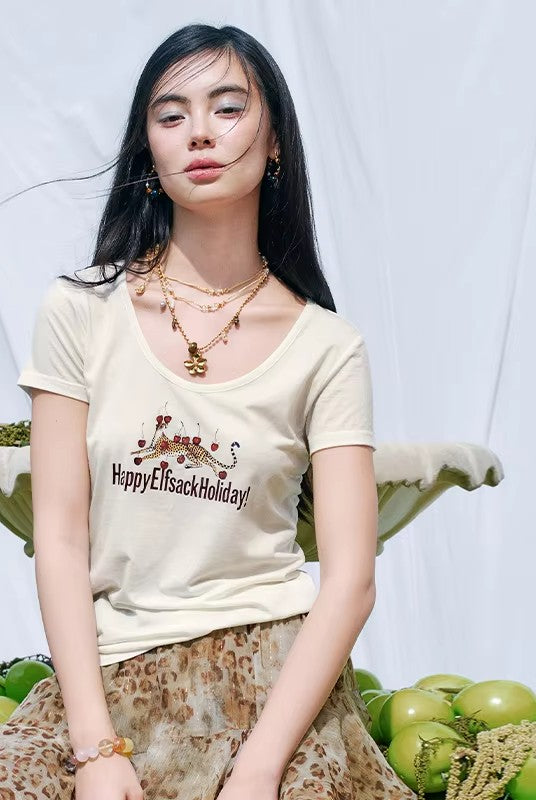 Women's Holiday‑Themed T‑Shirt with Cheetah Graphic Print, U‑Neck Short Sleeve Slim Fit Tee for Summer Casual Daily Wear